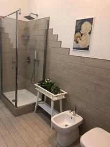 łazienka z prysznicem, toaletą i umywalką w obiekcie Rome Holiday Home w Rzymie