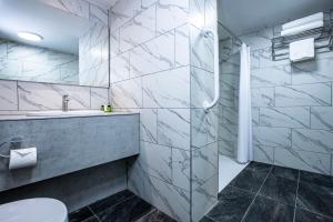 Best Western Manor Hotel tesisinde bir banyo