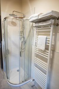 um chuveiro com uma porta de vidro na casa de banho em RESIDENCE VILLA ELI em Como