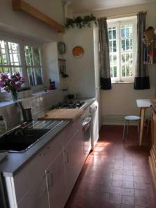 eine Küche mit Spüle und Herd in der Unterkunft La Rabouillère - House in Omaha Beach in Commes