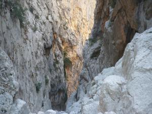 una montaña rocosa con un camino estrecho a través de ella en B&B Sardinia Room Siscaledda, en Dorgali