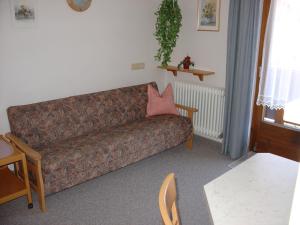 A seating area at Jogglerhaus
