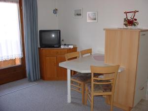 A television and/or entertainment centre at Jogglerhaus