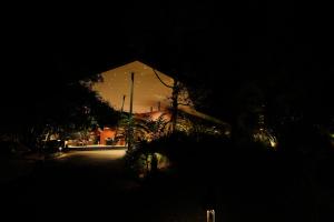 un edificio se ilumina por la noche en la oscuridad en Vyna Hillock Resort and Spa en Vythiri