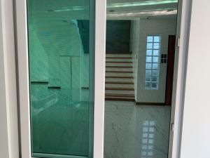 5 bedroom House antipolo في أنتيبولو: باب زجاجي يؤدي إلى مدخل مع درج