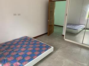 Tempat tidur dalam kamar di 5 bedroom House antipolo