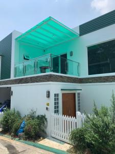 5 bedroom House antipolo في أنتيبولو: منزل فوقه شرفة