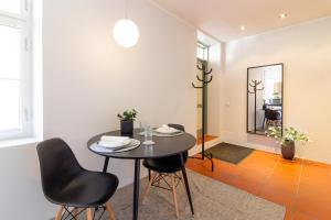 een eetkamer met een tafel en twee stoelen bij Gildi Apartment in Tartu +6 foto's