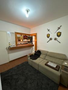 a living room with a couch and a table at Apartamento no centro de Juiz de Fora in Juiz de Fora