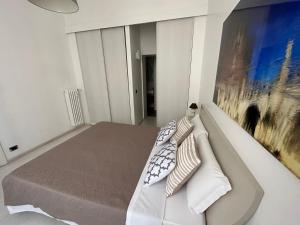 sypialnia z łóżkiem i obrazem na ścianie w obiekcie Rome Holiday Home w Rzymie
