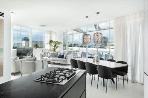 una cucina e un soggiorno con piano cottura e tavolo di KG4 LUX Apartments a Tel Aviv