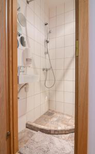 een badkamer met een douche en een tegelvloer bij Gildi Apartment in Tartu
