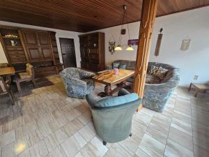 Posezení v ubytování Gästehaus Weißes Lamm - MONTEURZIMMER
