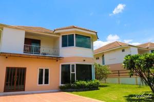 Casa con balcón y patio en Wonderland pool villa en Pattaya centro