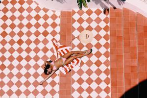サンアントニオにあるCubanito Ibizaの浴室の椅子に横たわる女