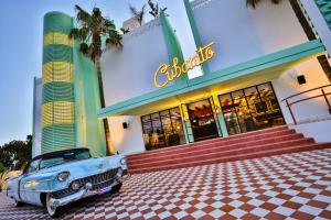 サンアントニオにあるCubanito Ibizaのレストラン前に停車した古車