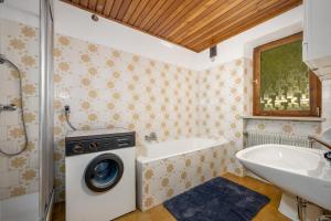 Koupelna v ubytování Oberköbenhof Wohnung Berg + 15 fotografií