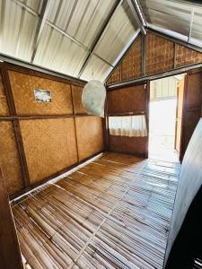 une chambre vide avec un lit dans une maison dans l'établissement Poopha home stay, à Amphoe Pai