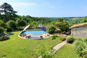 uma piscina num quintal com um guarda-chuva em Villa de 5 chambres avec piscine privee jardin amenage et wifi a La Croix Blanche em La Croix-Blanche