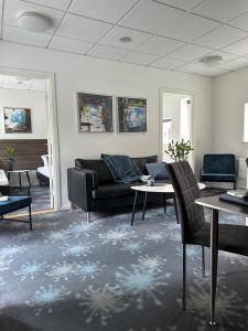 - un salon avec un canapé et une table dans l'établissement ApartHotel Faber, à Aarhus