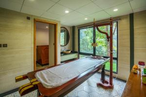 sypialnia z łóżkiem w pokoju z oknem w obiekcie Vyna Hillock Resort and Spa w mieście Vythiri