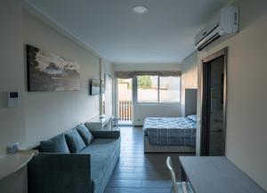 - un salon avec un canapé et un lit dans l'établissement RESIDENCE VILLA ELI, à Côme