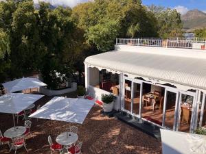 una vista aérea de un edificio con mesas y sillas en Hotel du Vin Franschhoek, en Franschhoek