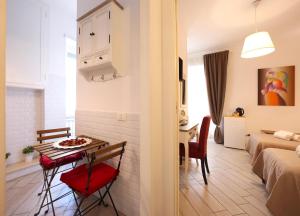 ローマにあるSivory Rome Guest Houseの小さなテーブルとベッドルームが備わる小さなアパートメントです。