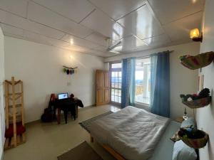 Łóżko lub łóżka w pokoju w obiekcie Bir Nest Hostel