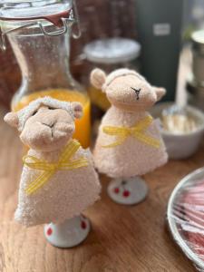 two stuffed animals on a table with a bottle of honey at Appartement Villa Eva Rosa in Wijk aan Zee