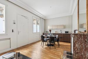 cocina y comedor con mesa y sillas en Interior Design - Apartment 6P-1BR - Tour Eiffel, en París