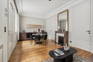 a living room with a table and a mirror at Interior Design - Apartment 6P-1BR - Tour Eiffel in Paris