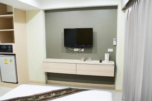 TV a/nebo společenská místnost v ubytování La Porte Hotel Bangkok