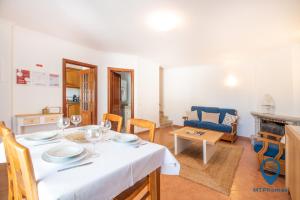 una sala da pranzo con tavolo e un soggiorno di Casa Nico a 3 minutos da praia ad Albufeira