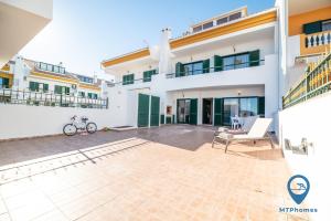 Blick auf den Innenhof eines Hauses in der Unterkunft Casa Nico a 3 minutos da praia in Albufeira