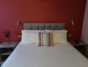 Säng eller sängar i ett rum på Superior Hotel