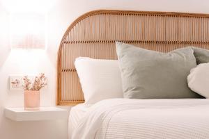a bed with a wooden headboard and pillows in a bedroom at Apartamento Pemedal in Villaverde