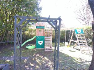 um parque infantil com um baloiço e uma escada em A 2 pas d AZAY em Neuil