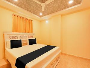 a bedroom with a bed in a room at Super OYO Flagship Hotel Bommarillu in Warangal