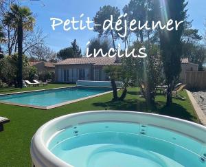 - une piscine dans la cour d'une maison dans l'établissement Villa Herbert, Chambres d'Hôtes et Gîte, à Andernos-les-Bains