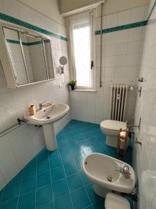 ein Bad mit einem Waschbecken und einem WC in der Unterkunft Attico Bellavista in Novate Milanese