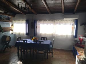 una sala da pranzo con tavolo e sedie blu di casa vacanze da Mary a Campobello di Licata