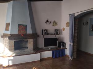 un soggiorno con TV e camino di casa vacanze da Mary a Campobello di Licata