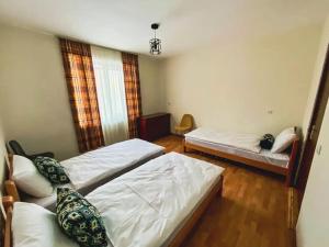 um quarto com 2 camas e um sofá em House in Gudauri em Kaishaurni