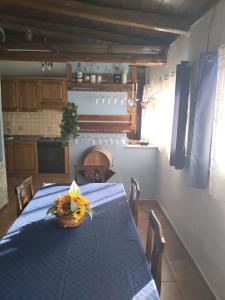 un tavolo blu con un cesto di fiori sopra di casa vacanze da Mary a Campobello di Licata