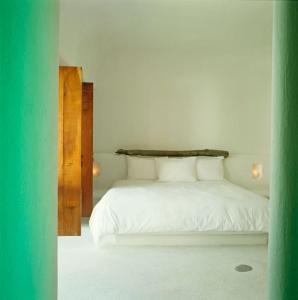 Postel nebo postele na pokoji v ubytování Hotel Azucar, Monte Gordo, a Member of Design Hotels + 24 fotografií