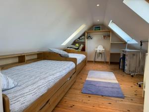 zwei Betten in einem Zimmer mit Dachboden in der Unterkunft Maison de pêcheur idéalement située in Le Conquet