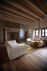 een grote kamer met 2 bedden en een open haard bij Chateau de Saint Dau in Figeac