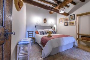 A bed or beds in a room at La Maison Rimbert - Charmante maison pour 6