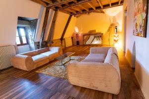Sala de estar con 2 sofás y mesa en Chateau de Saint Dau, en Figeac